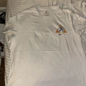 Nike shirt barley used size XL cool design on back and front